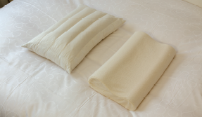 2種類（低反発枕・パイプ枕）の枕をご用意しております。