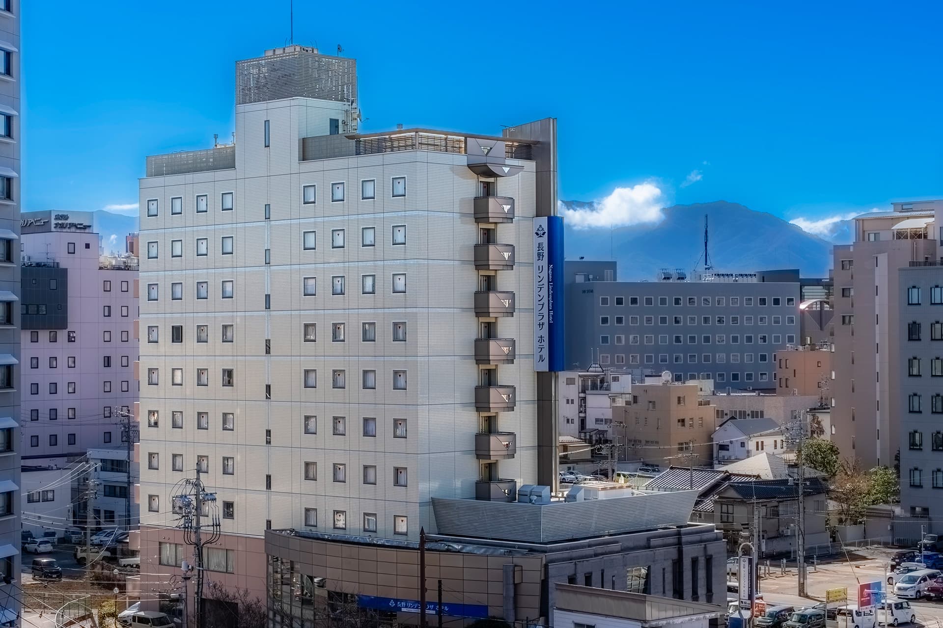 長野リンデンプラザホテルはJR長野駅から歩いて6分。善光寺までは徒歩15分。